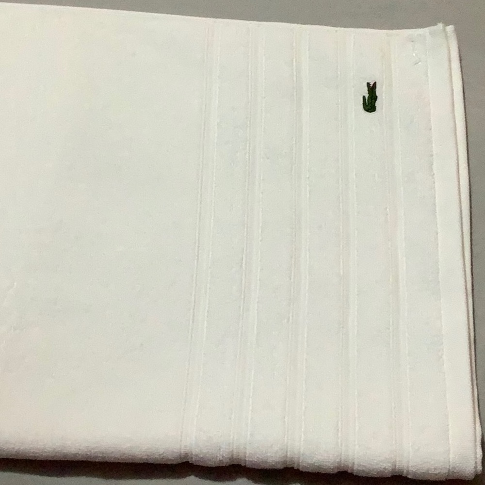 LACOSTE WHITE CROC BATH TOWEL - Picture 3 of 5